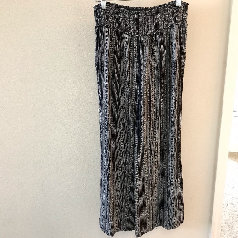 O’Neil beach pants, comfy black and white floral